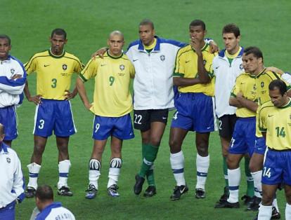 Francia 1998: Fue el 10 de junio. La selección de Brasil se enfrentó a Escocia. El país carioca ganó 2 – 1. En la foto, varios jugadores de Brasil en la cancha del estadio de Saint-Denis el 12 de julio, luego de haber sido derrotados por Francia 3-0 en la final de la Copa.