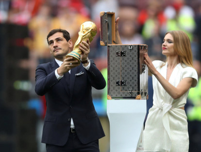 Iker Casillas y la modelo Natalia Vodianova presenta el trofeo de la Copa, antes del inicio de la ceremonia inaugural.