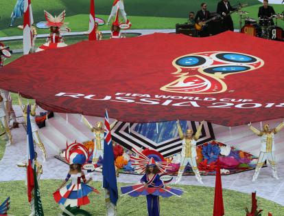 Las banderas de las 32 selecciones participantes comenzaron a desfilar mientras ambos artista entonaban sus melodías.