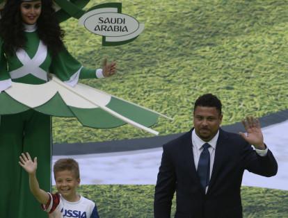 El acto estuvo acompañado de bailarines que lucían trajes tradicionales rusos. Así mismo, el jugador brasileño Ronaldo hizo presencia en la cancha.