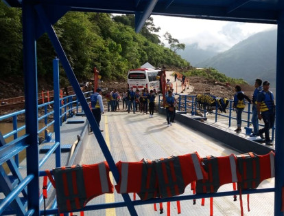 El ferri es operado por la compañía Naviera del Guavio Ltda., habilitada por el Ministerio de Transporte para prestar el servicio de transporte fluvial en el embalse de Hidroituango.