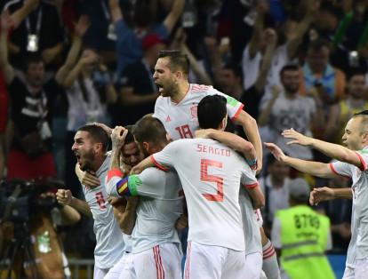 Los jugadores se abrazan para festejar el gol de Costa.