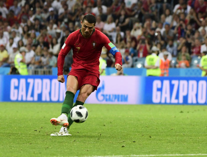 Cristiano Ronaldo anota su triplete con un gol que pasó la barrera de España.