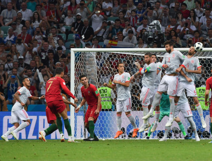 La pelota pasó muy cerca de la barrera de España, sin embargo, Ronaldo logró el tercer gol.