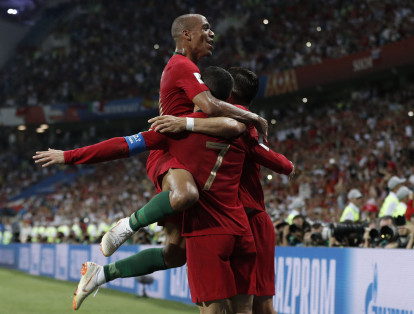 Joao Mario, jugador de Portugal, saltó encima de los jugadores tras la emoción que le produjo la anotación del último gol.