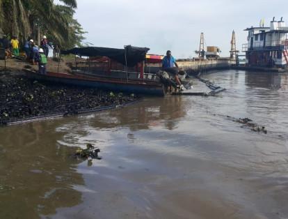 El miércoles un tubo se rompió y generó la caída de petróleo en el río Magdalena.