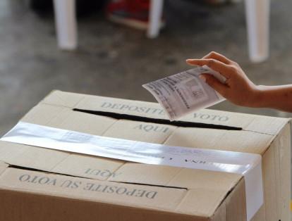 A las 8 de la mañana, con la apertura de las mesas de votación, comenzó la jornada electoral de la segunda vuelta presidencial en Colombia. Los puestos estarán abiertos hasta las 4 de la tarde de este domingo 17 de junio.