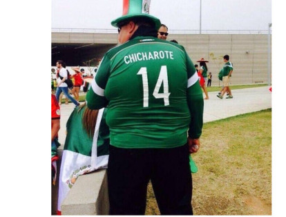 Este hincha con la camiseta del futbolista mexicano Javier Hernández Balcázar, más conocido como Chicarito.