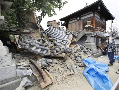 Un terremoto de 6,1 grados de magnitud sacudió hoy el oeste de Japón, donde causó al menos tres muertos, entre ellos una niña de 9 años, y más de 200 heridos, informaron las autoridades.