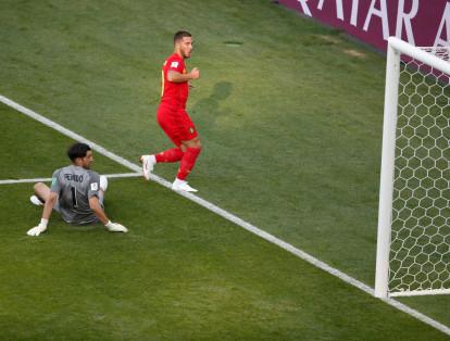 El defensor central de Panamá, Román Torres, cometió un grave error en la salida, le dejó la pelota corta a su portero y por poco el delantero Eden Hazard anotó para Bélgica.