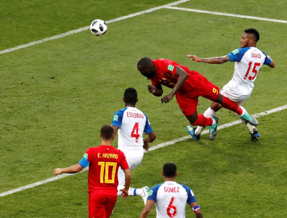 Lukaku, de cabeza, amplió el marcador para los belgas.