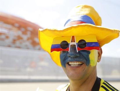 Con sus camisas puestas, banderas y pitos, varios colombianos han llegado al estadio Mordovia Arena para ver el primer partido de la Selección Colombia en el Mundial.