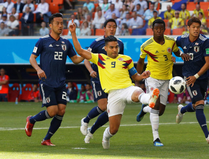 En el primer tiempo.la posesión del balón ha sido, en su mayoría, de la Selección Colombia.
