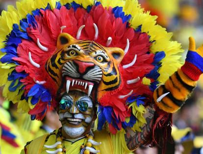 Hinchas de Colombia se visten con atuendos llenos de folclor y color para alentar a la selección en su debut en el Mundial de Rusia.