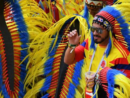 Con penachos de indígenas tricolor, los colombianos alientan a la selección en su primer partido del Mundial de Rusia 2018.
