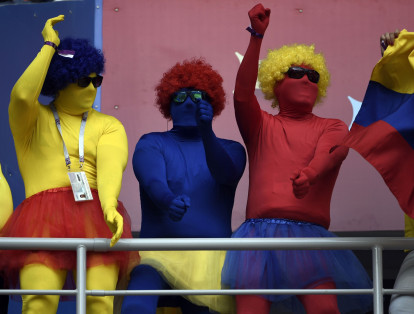 Las tribunas del Mordovia Arena se pintaron de amarillo, azul y rojo con los hinchas de Colombia que animan a los ídolos del fútbol colombiano en su primer partido de la fase de grupos.