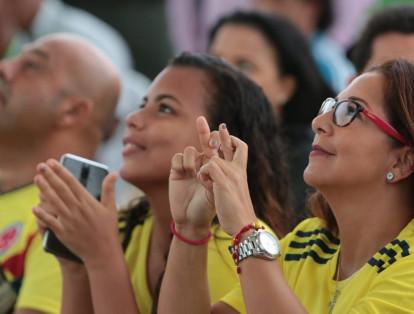 Después del segundo gol de Japón, los colombianos empezaron a hacer 'chulito' y a rezar por el equipo tricolor.