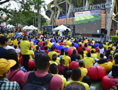 La alcaldía de Medellín instaló una pantalla gigante a las afueras del estadio Atanasio Girardot