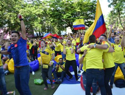 Los paisas celebran con alegría el primer gol de la Selección Colombia.