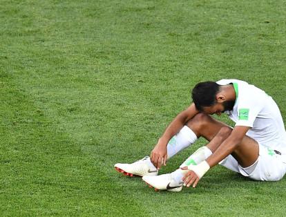 En el partido, Arabia Saudí, con rebeldía y consciente de sus limitaciones, no tiró la toalla hasta el final, en su derrota ante Uruguay. Abdullah Otayf, en la foto.