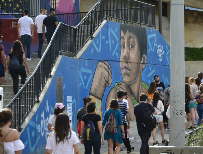 En Medellín, en la comuna 13 se mantienen abiertos todos los días los recorridos por espacios como las escaleras eléctricas y el grafitour.