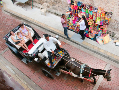 En el centro histórico de la ciudad se puede dar un paseo en coche y conocer de la historia de la capital de Bolívar.