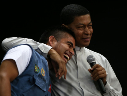 El padre José González bromeó con los jóvenes asistentes y los invitó a ser esperanza de vida.