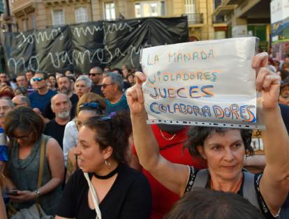 Decenas de mujeres salieron a manifestarse en contra de la decisión de un tribunal de Navarra de darles libertad provisional a los integrantes de 'La manada'