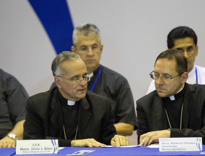 El obispo Silvio Báez (i), y el nuevo nuncio apostólico Stanislaw Waldemar Sommertag (d).