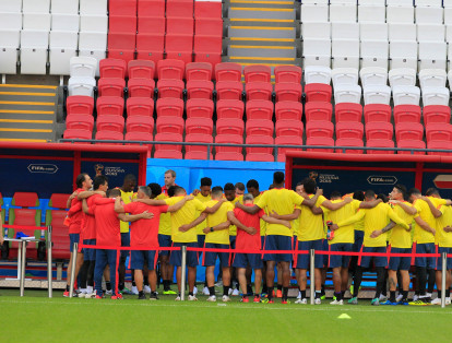 El grupo reunido de la Selección Colombia en el estadio Kazán Arena.