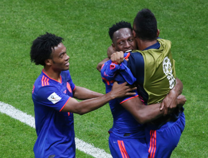 Jugadores de la Selección celebran el gol de Yerri Mina que deja a Colombia 1-0 frente a Polonia