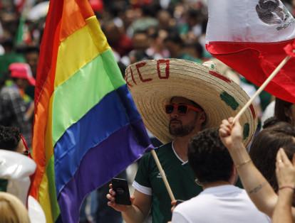 Miles de personas participaron hoy en la edición XL de la marcha del Orgullo Lésbico, Gay, Bisexual y Transexual (LGBT) en la Ciudad de México, la cual tuvo como lema "40 años viviendo en libertad. ¡No renunciaremos!".