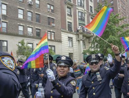Entre la fiesta, banderas multicolor y la protesta, Nueva York celebró su multitudinario desfile del Orgullo LGTB, con nuevos invitados como la Liga Nacional de Fútbol de EE.UU., y la policía canadiense, pasando de ser un evento de protesta combativa en sus inicios a un espectáculo bien diverso.