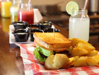 El restaurante El Bunker de Tunja, ubicado en el carrera 10 No. 23 - 14, se especializa en comida rápida ofreciendo platos vegetarianos como sánduches y hamburguesas.