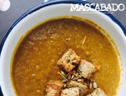 Mascabado, en el barrio Granada, en Cali, es un restaurante ideal para las personas vegetarianas y veganas. Esta Sopita de la India consiste en una combinación de lentejas y zanahorias, con un toque de Garam Masala y Semillas de girasol.