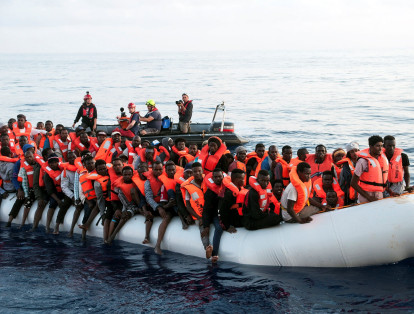 El buque escribió al Gobierno español el pasado viernes pidiendo ayuda luego de que Malta e Italia rechazaron, en un principio, acoger a los migrantes en uno de sus puertos.