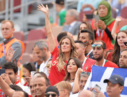 En la foto, dos parejas de grandes futbolistas de la Selección de Portugal. La primera de ellas es Ana Sofia Gomes, la esposa de Joao Moutinho, quien está agitando el brazo para animarlo. A su lado, la modelo Georgina Rodríguez, novia de Cristiano Ronaldo.