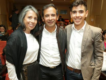 Carolina Rubio, Jairo Cháves y Brayan Cháves.
