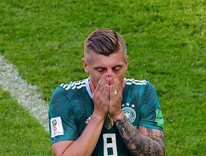 Toni Kroos tapó su rostro y luego dejó ver la tristeza por la caída de su selección.