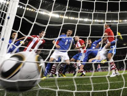 La Selección de Italia, campeona del Mundo en 2006 tras una reñida final contra Francia, hizo el ridículo en el mundial Sudáfrica 2010. En su debut empató 1-1 contra Paraguay.
