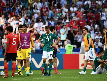 En el segundo partido, los alemanes lograron una agónica victoria de 2-1 contra Suecia, gracias a un golazo de último minuto de Toni Kroos. Sin embargo, este jueves la selección teutona quedó eliminada tras una inesperada derrota 2-0 contra Corea del Sur, en un partido lleno de desorden y desesperación.