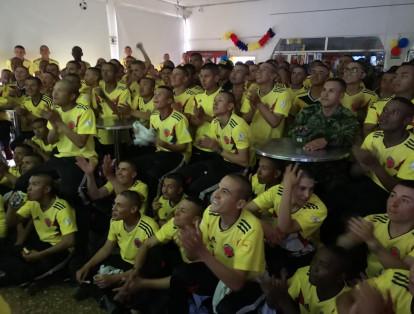Los policías y militares también siguen las emociones del fútbol colombiano en el Mundial. En la foto, el ambiente en el Batallón Guardia Presidencial.