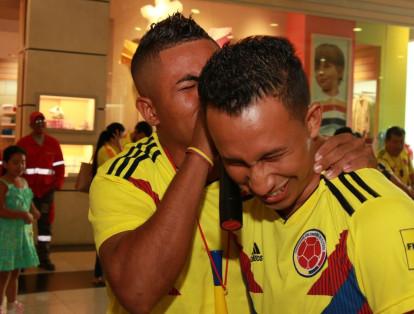La sonrisa comenzó a salir en los hinchas bogotanos con el gol marcado por Polonia que favorece los intereses de Colombia.