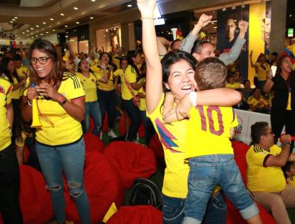 La alegría llegó a los corazones colombianos cuando en el minuto 73 Yerry Mina marcó de cabeza el 1-0 contra Senegal.