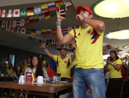 Con pitos y banderas de Colombia celebraron en Cali el paso de la selección a octavos.