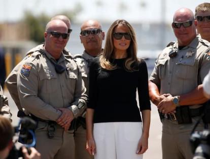 La primera dama estadounidense, Melania Trump, regresó este jueves a la frontera con México para visitar a niños inmigrantes sin papeles separados de sus padres, y fue recibida en Phoenix por manifestantes furiosos con las políticas de su marido.