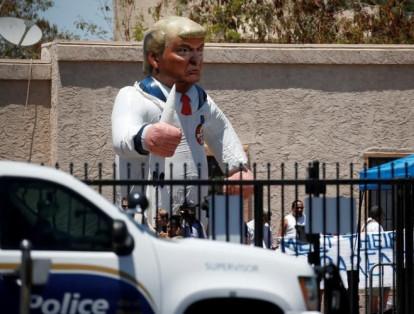 Decenas de manifestantes la recibieron con un gigantesco muñeco inflable a imagen y semejanza del presidente, Donald Trump, vestido con un traje del Ku Klux Klan. "Paren con todas las jaulas. Liberen a los padres y a los niños", se leía en uno de los carteles.