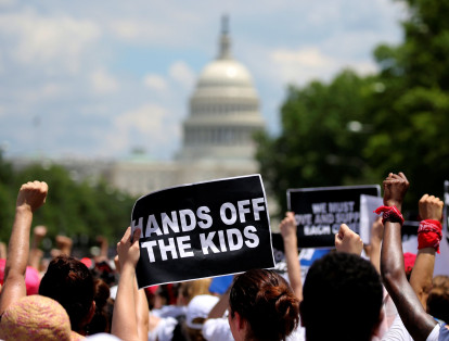 La senadora Kirsten Gillibrand posteó un video de la manifestación, diciendo que las mujeres estaban protestando por "esta política inhumana del gobierno de Trump para separar a las familias en la frontera".