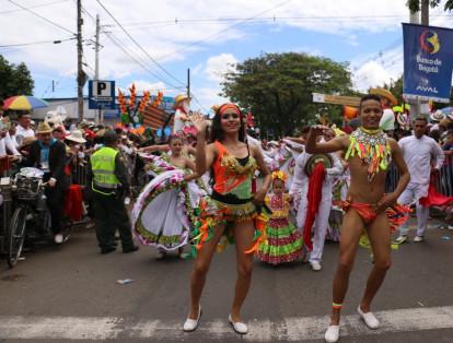 La Alegría De San Pedro se hizo sentir en el Desfile de carrozas que muestra todo el folclor del país, representado por diferentes comparsas.