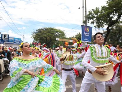 La Alegría De San Pedro se hizo sentir en el Desfile de carrozas que muestra todo el folclor del país, representado por diferentes comparsas.